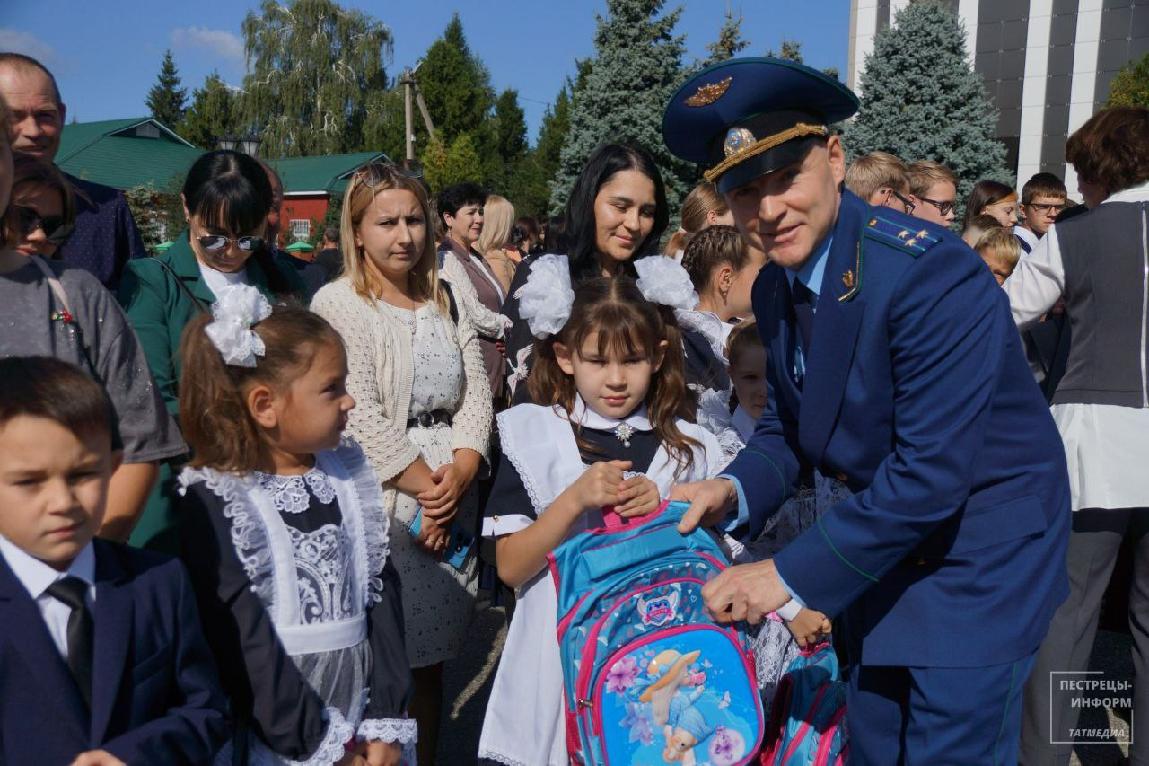 Прокурор Пестречинского района принял участие в ежегодной акции «Помоги собраться в школу»