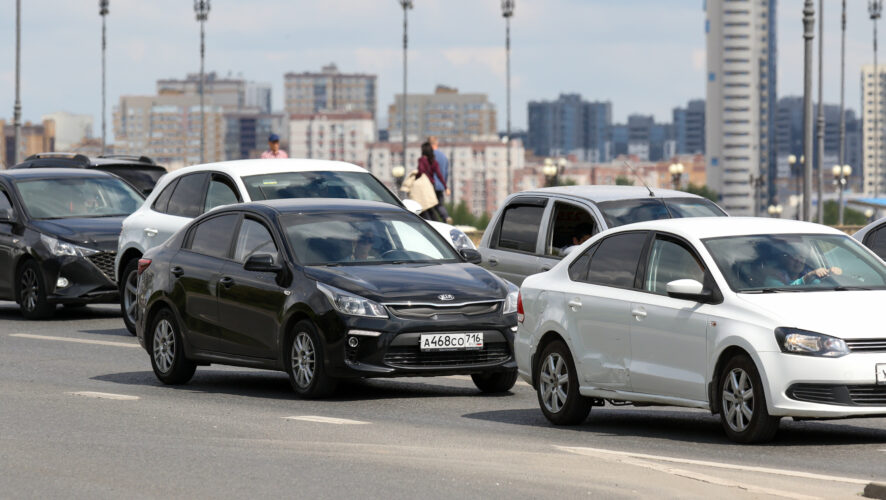 Автомобиль без водителя наехал на группу детей