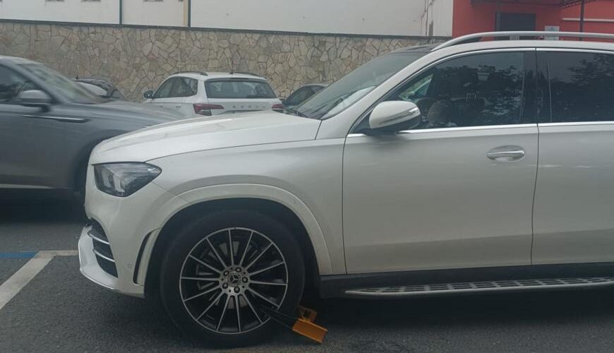 В Казани заблокировали Mercedes за долги по парковке