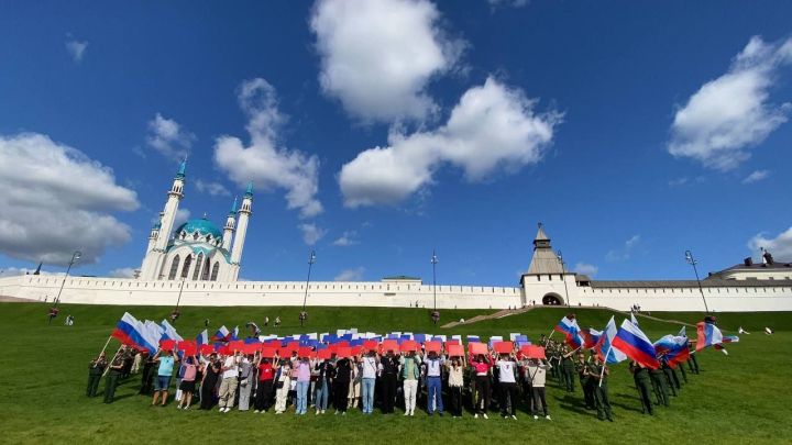 В Казани прошел флешмоб «Живой триколор» ко Дню Государственного флага России