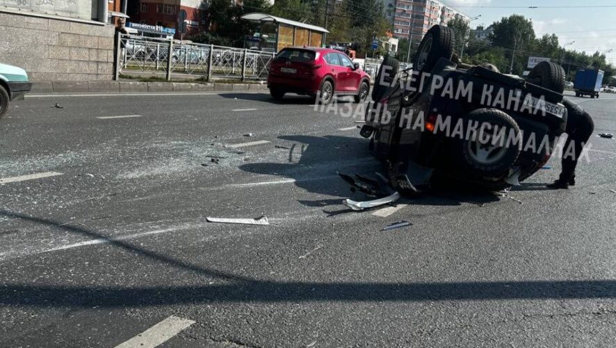 Завалилась на спину: в Казани пожилая автоледи перевернулась на легковушке из-за ДТП