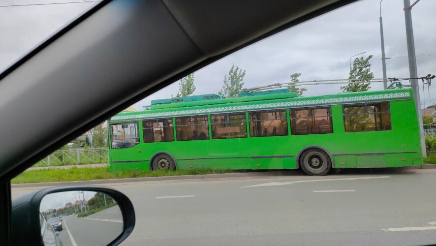 Появились кадры с места ДТП, где автобус снес указатель в Казани