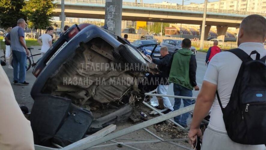 Появилось видео с места страшной аварии на проспекте Победы, где легковушка врезалась в столб