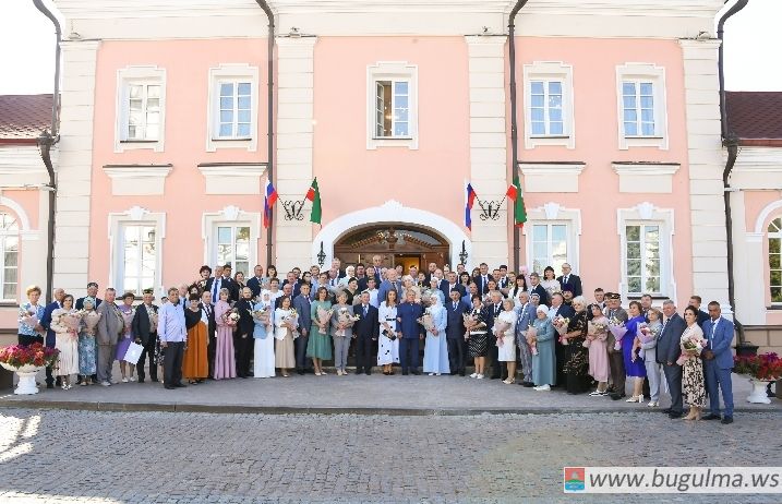 Семья Дуловых из Бугульмы приняла участие в ежегодном торжественном приеме от имени Раиса РТ.