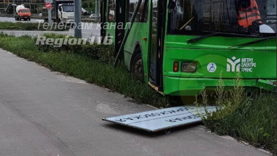 Троллейбус снес указатель на дороге в казанском поселке