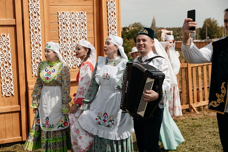 Цветы, куреш, скачки и дискотека без салюта: программа Дня республики