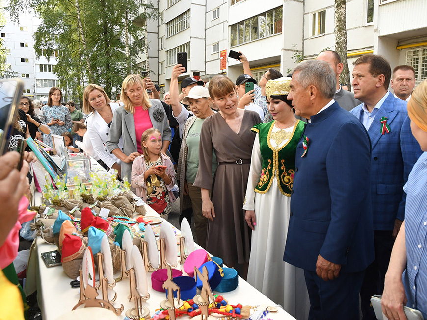 Шоу мыльных пузырей, благотворительная выставка-ярмарка, мастер-классы и игры: на ул.Рихарда Зорге в Казани проходит праздник двора