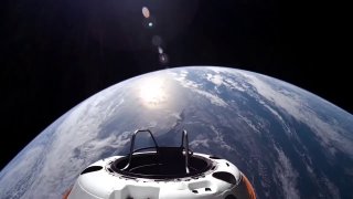 Астронавты SpaceX удалились на максимальное расстояние от поверхности …