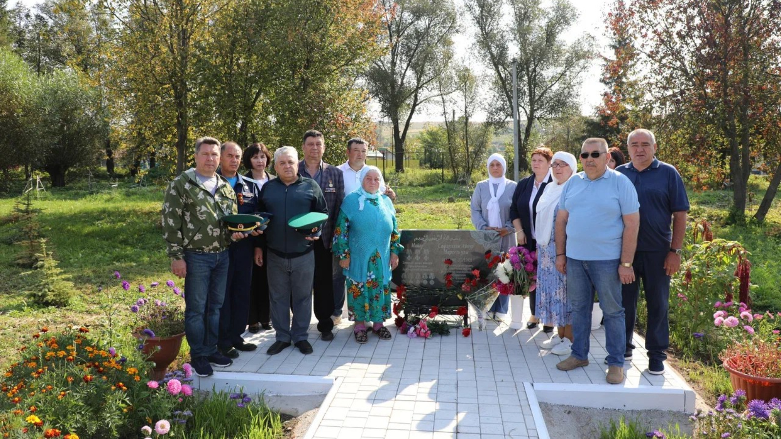 В Бугульминском районе торжественно открыли памятник участнику СВО