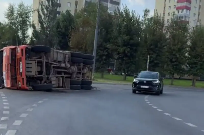 В Нижнекамске опрокинулся груженный землёй «КАМАЗ»