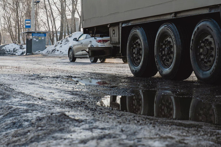 В Челнах фура наехала на лежащего пешехода – он скончался на месте