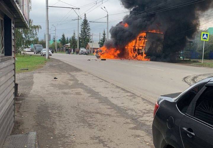 Влетел в припаркованную фуру: жуткие подробности огненного ДТП в Альметьевске