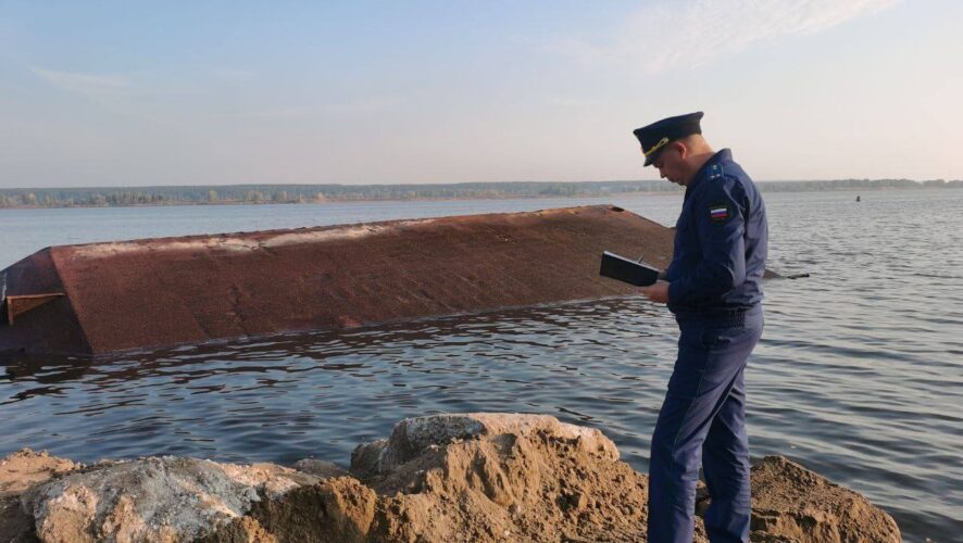 На Каме в Набережных Челнах затонул плавкран