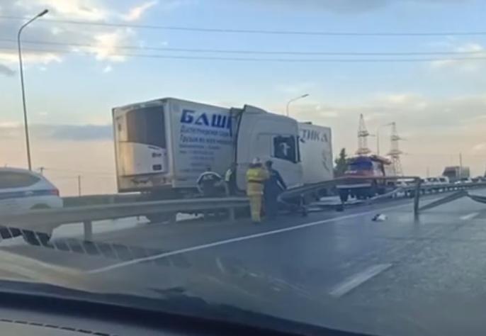 На М7 в Татарстане фура разворотила отбойник, водителя зажало в кабине — видео