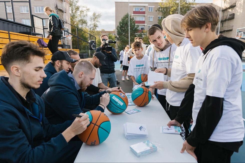 Функциональны, надежны и экологичны: в Нижнекамске открылись современные площадки для занятий баскетболом и стритболом