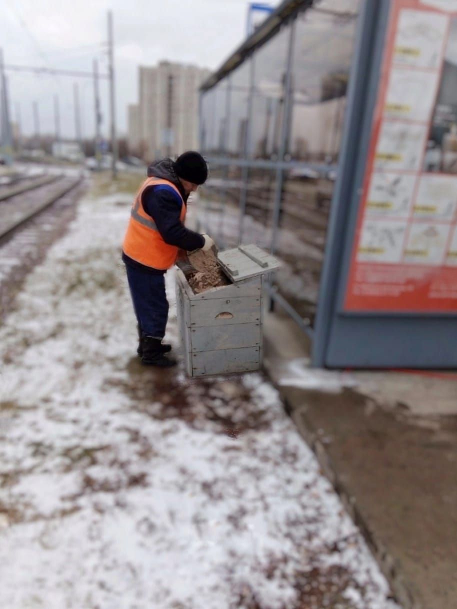 В Челнах дорожники устанавливают возле остановок сундуки с песком