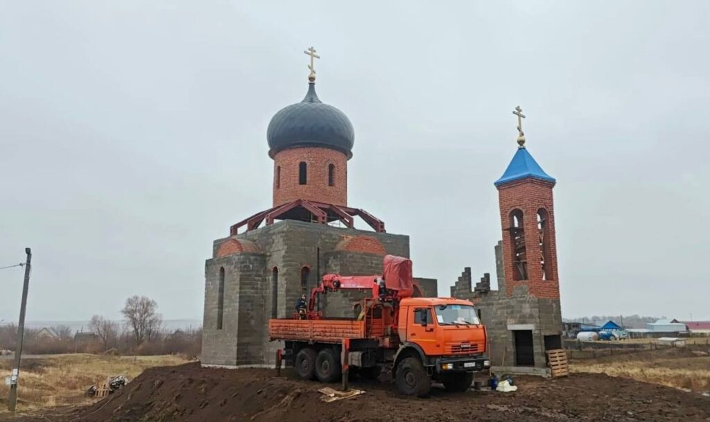 На церковь Троицы Живоначальной в Нижнекамском районе Татарстана водрузили купол